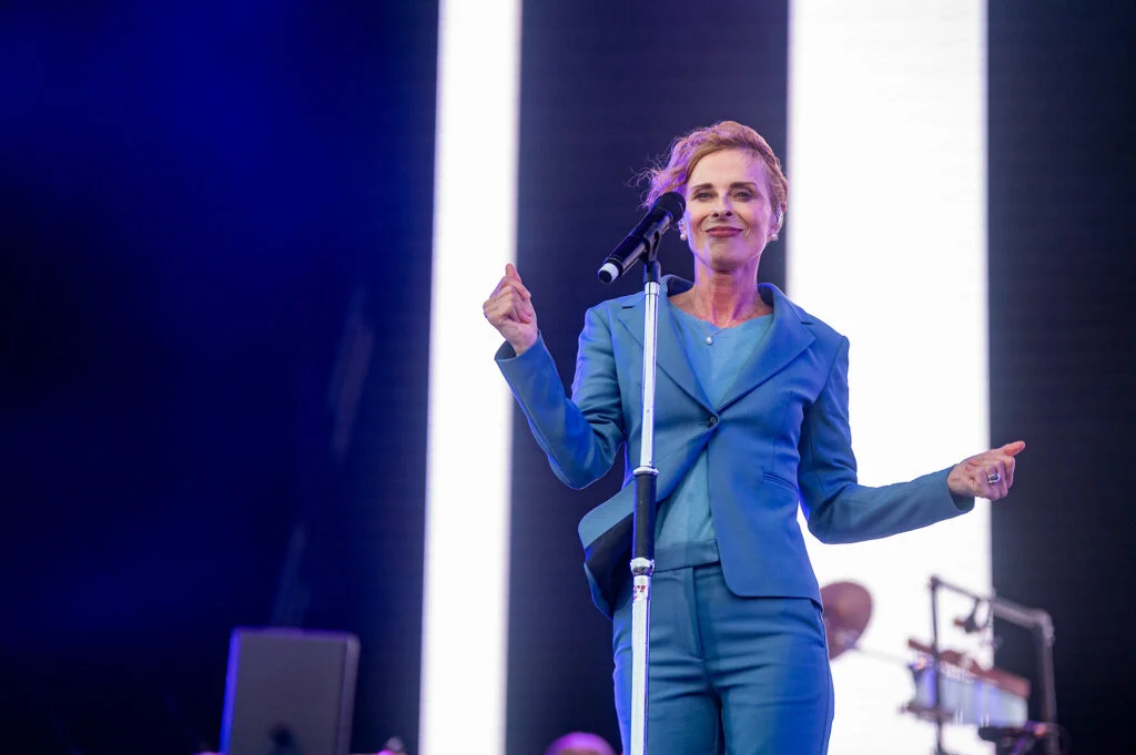 Lisa Stansfield singing in a blue suit at Lytham Festival