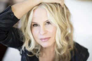 Vonda Shepard, portrait by Pamela Springsteen