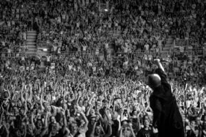 Simple Minds live in Verona: the singer facing a vast crowd, photo by Thorsten Samesch